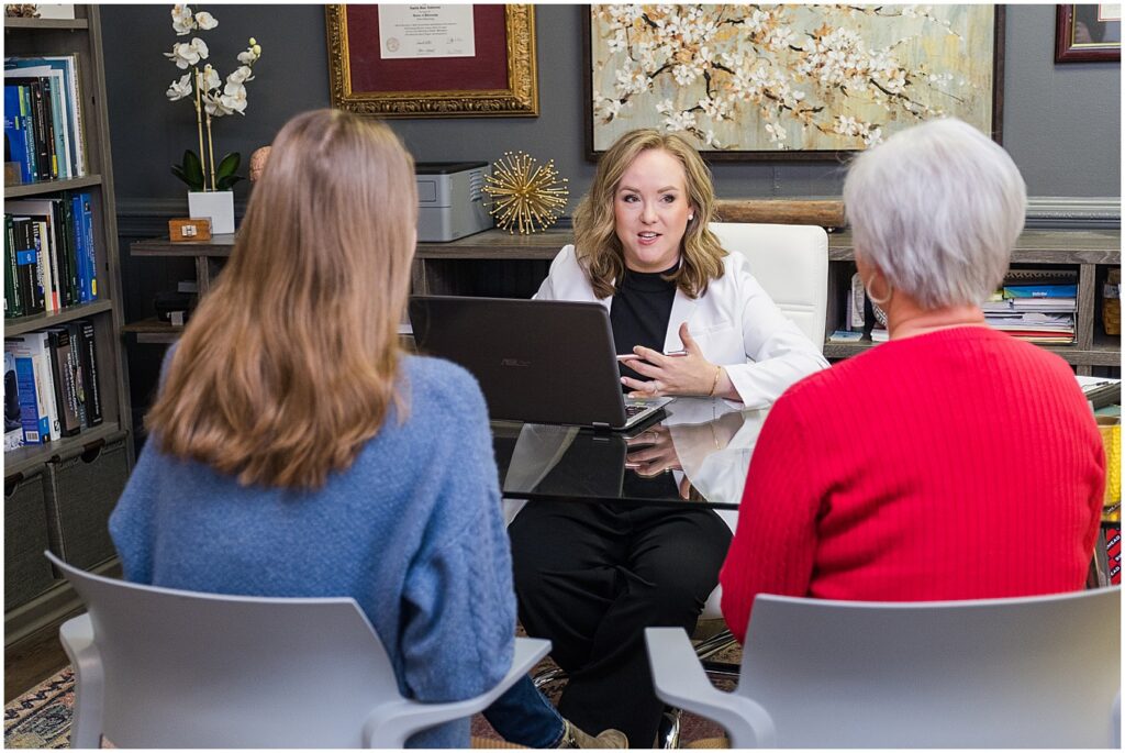 neuropsychologist explaining her findings 