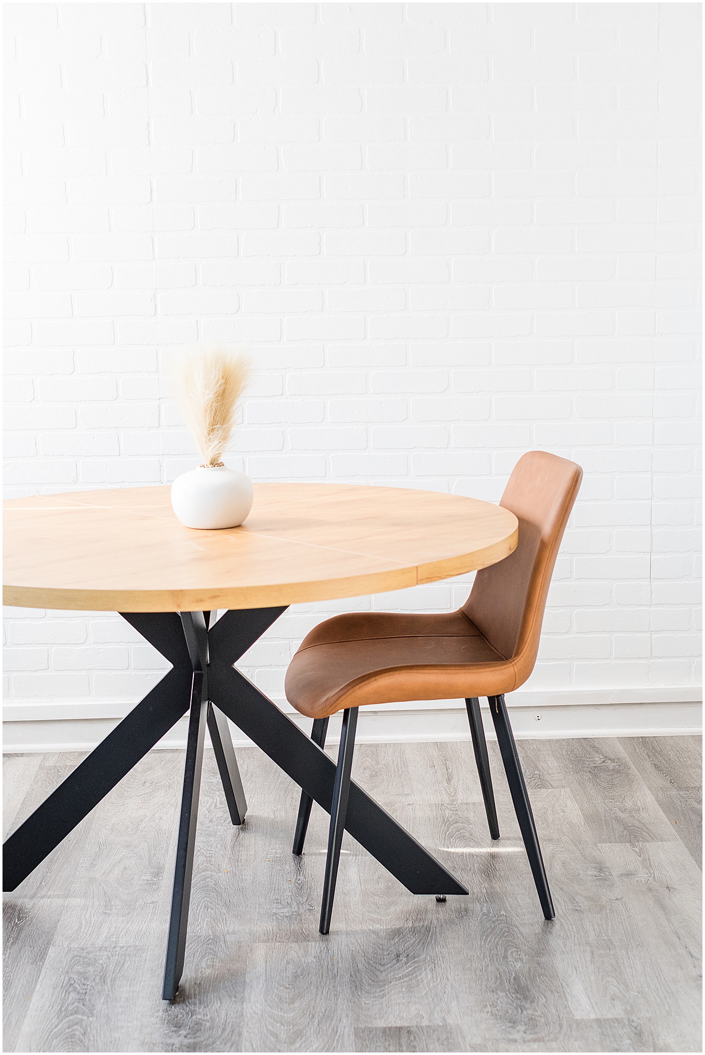 dining room table and chair in this bowling green branding location