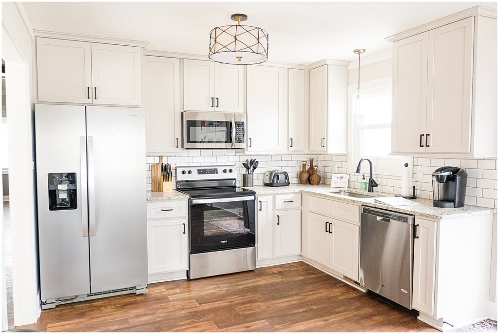 beautiful white kitchen in bowling green short term rental