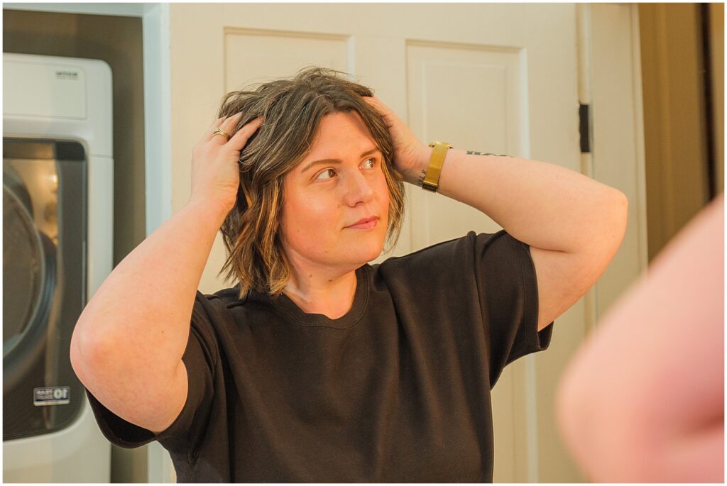 woman applying dry shampoo 