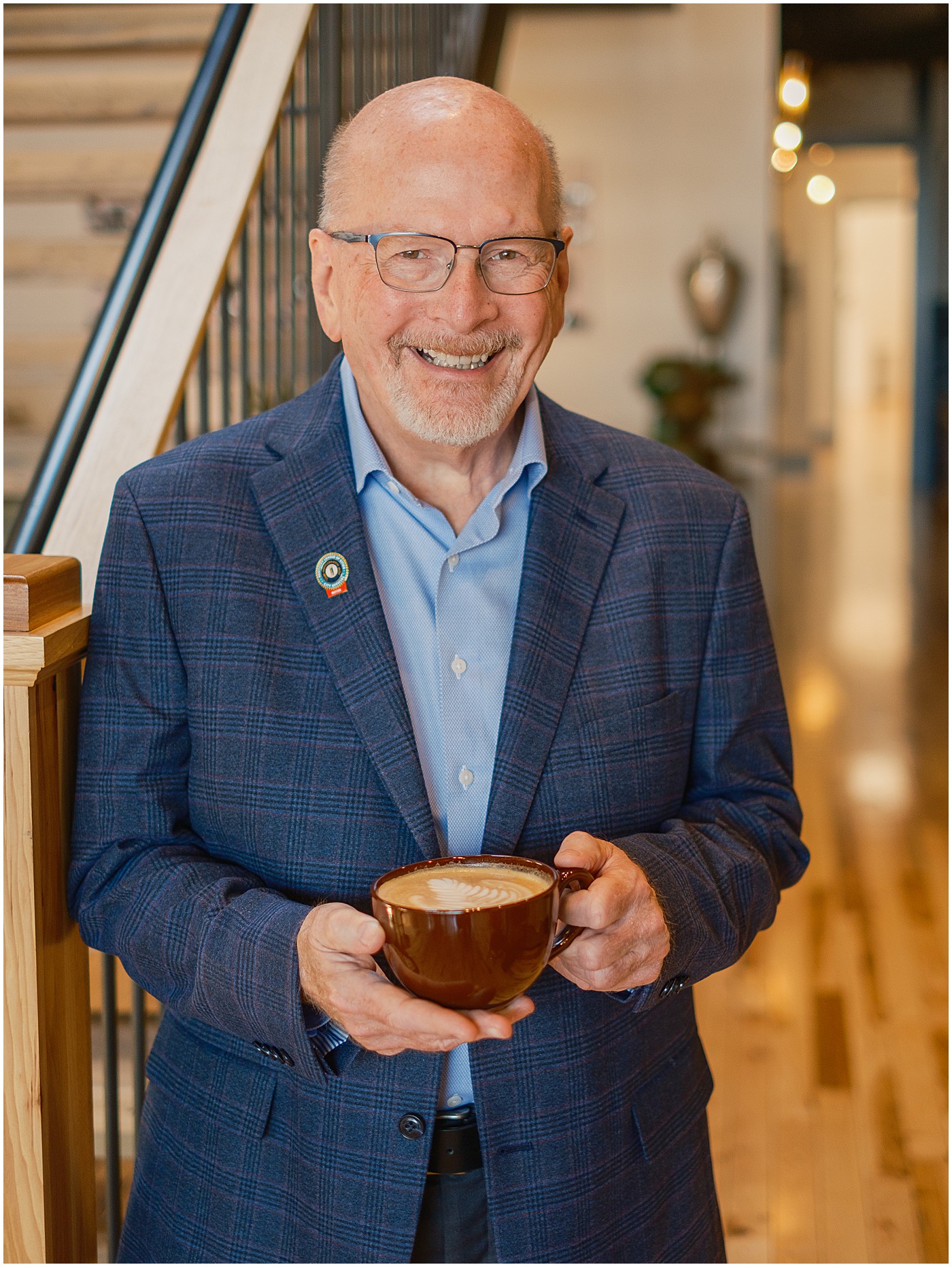 Royse holding dirty chai at Glasgow coffee shop